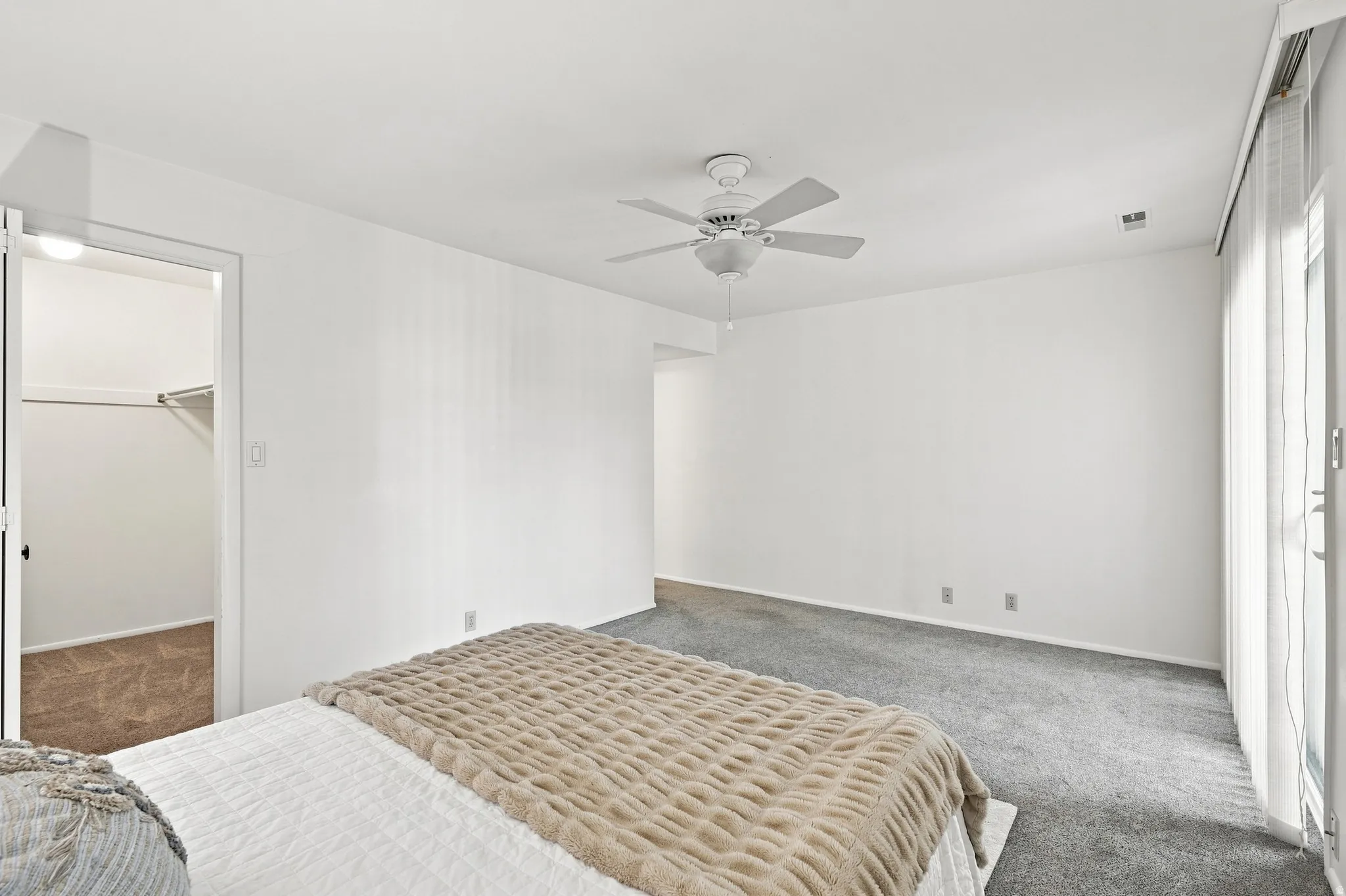 Primary bedroom with en suite bathroom and walk-in closet