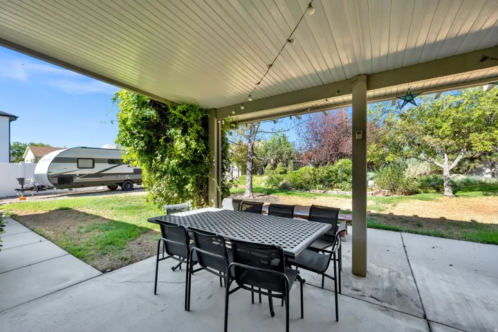 Covered patio with concrete flooring
