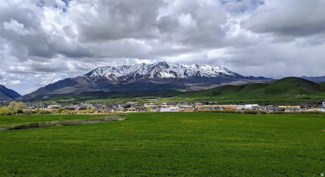 Fantastic area, nestled in the mountains with parks, pickleball courts, hiking & biking trails, and year-round recreation, with Snowbasin and Pineview Reservoir just minutes away.