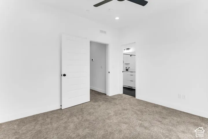 Primary Bedroom w/ ensuite bathrom