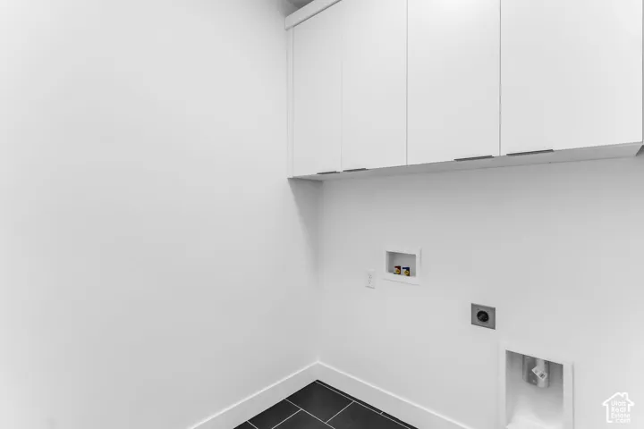 Decicated laundry room w/ storage cabinets
