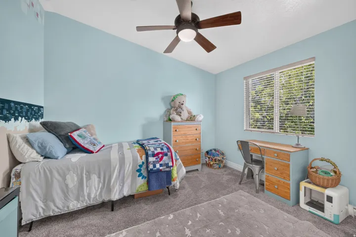 Recessed window with horizontal blinds