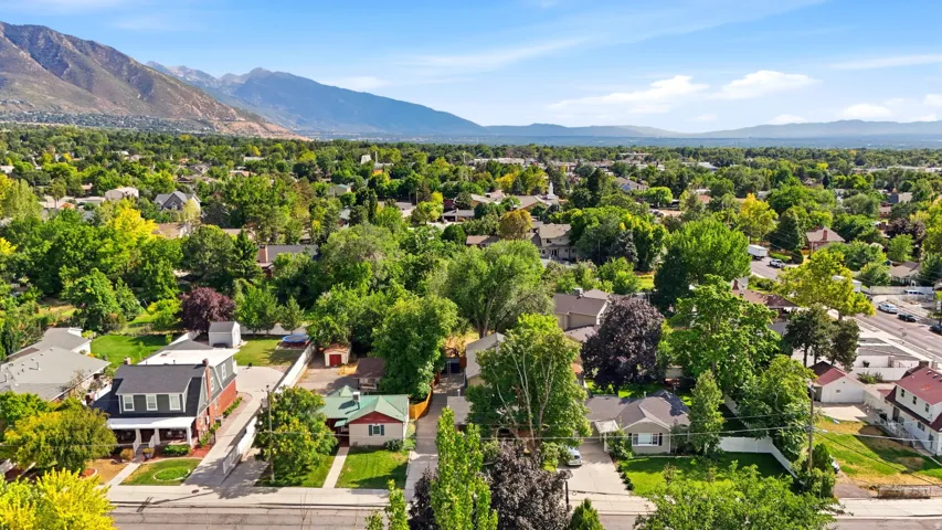 Expansive neighborhood featuring mature trees and mountain scenery