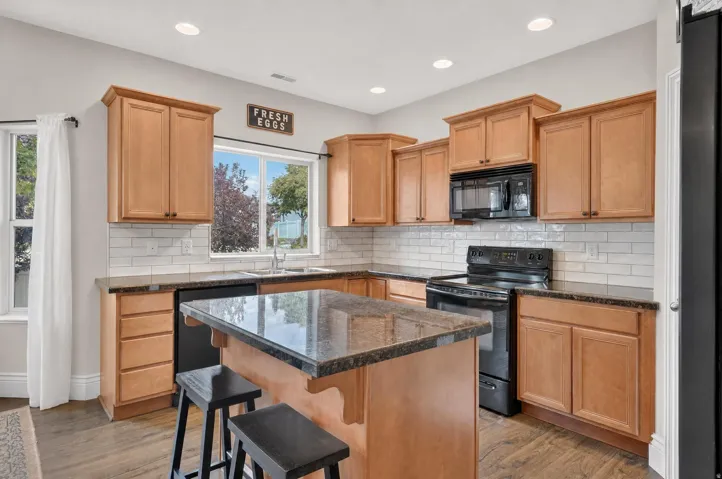 Eat-in kitchen