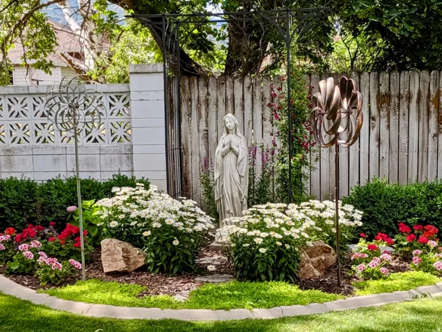 Springtime daisies and flowers