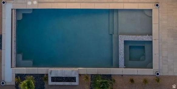 Rectangular swimming pool with integrated spa and broad steps. Photos from the same builder, different home. Options are available.