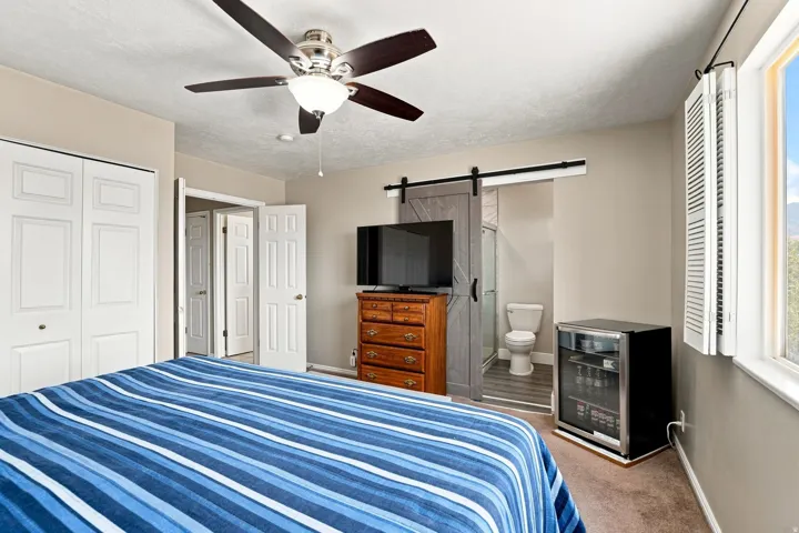 Ceiling fan with integrated lighting
