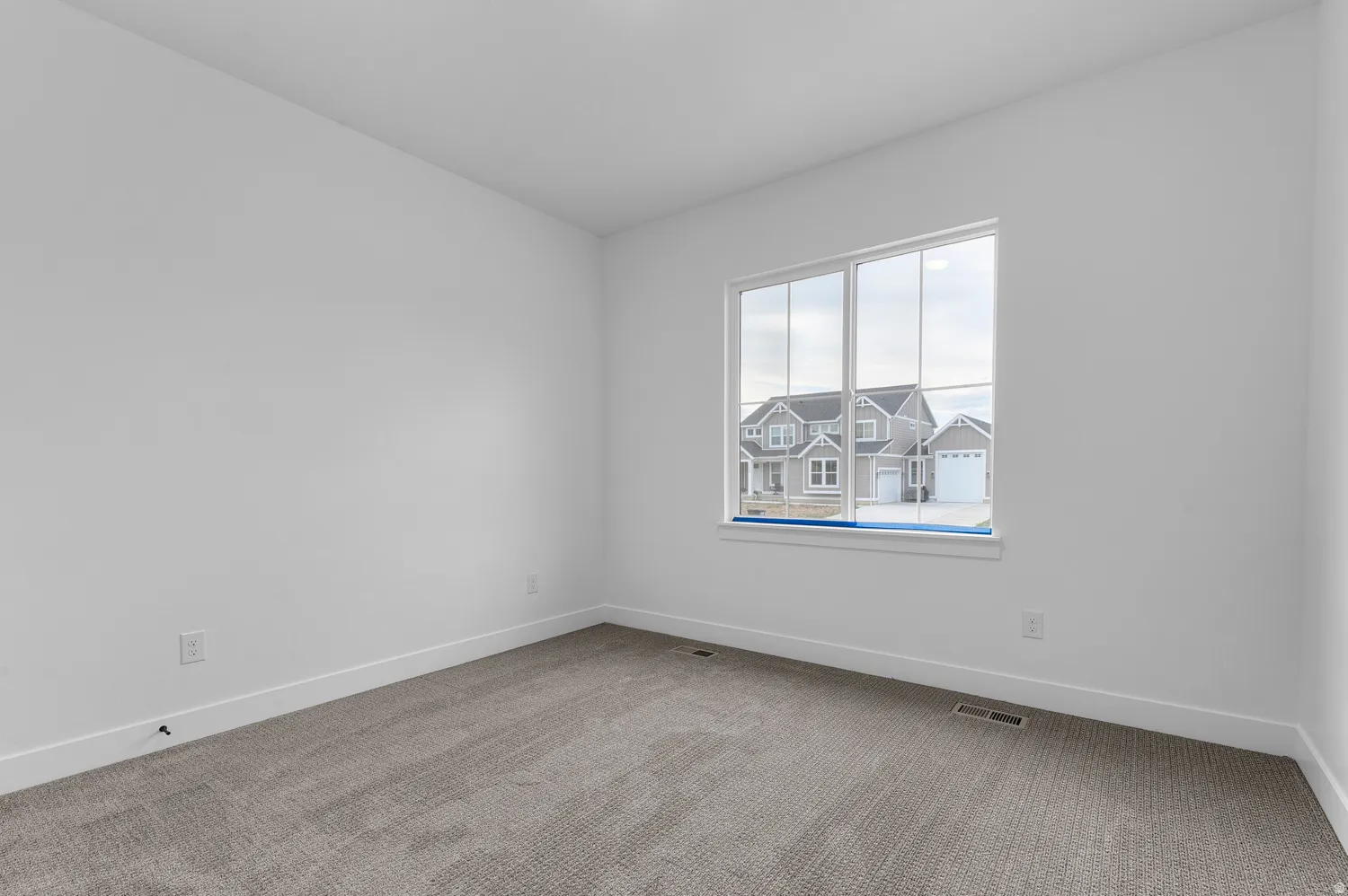 Neutral wall paint and carpeting