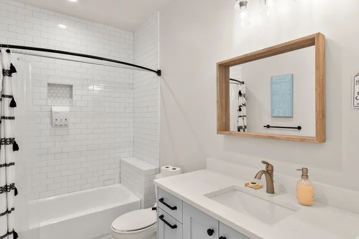 White subway tile shower surround with integrated bench and niche
