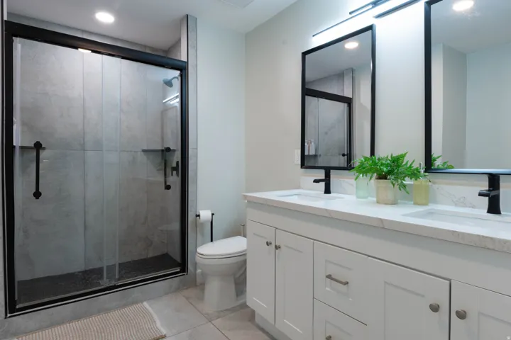 Dual vanity with quartz-finish countertop and undermount sinks