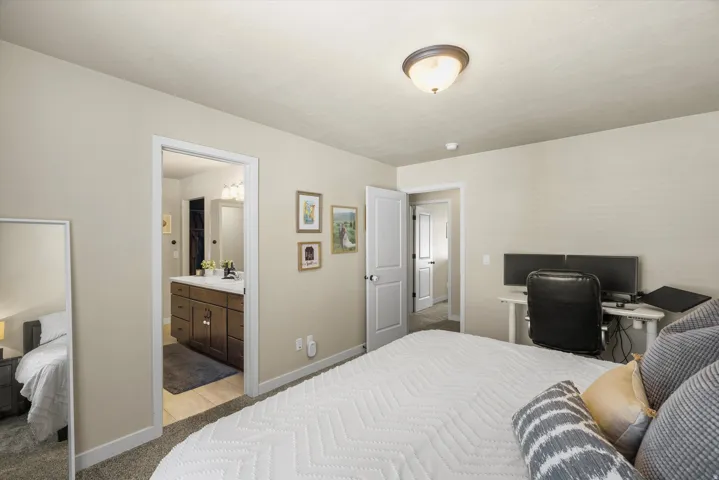 Warm-toned walls with carpeted flooring, featuring a recessed ceiling light
