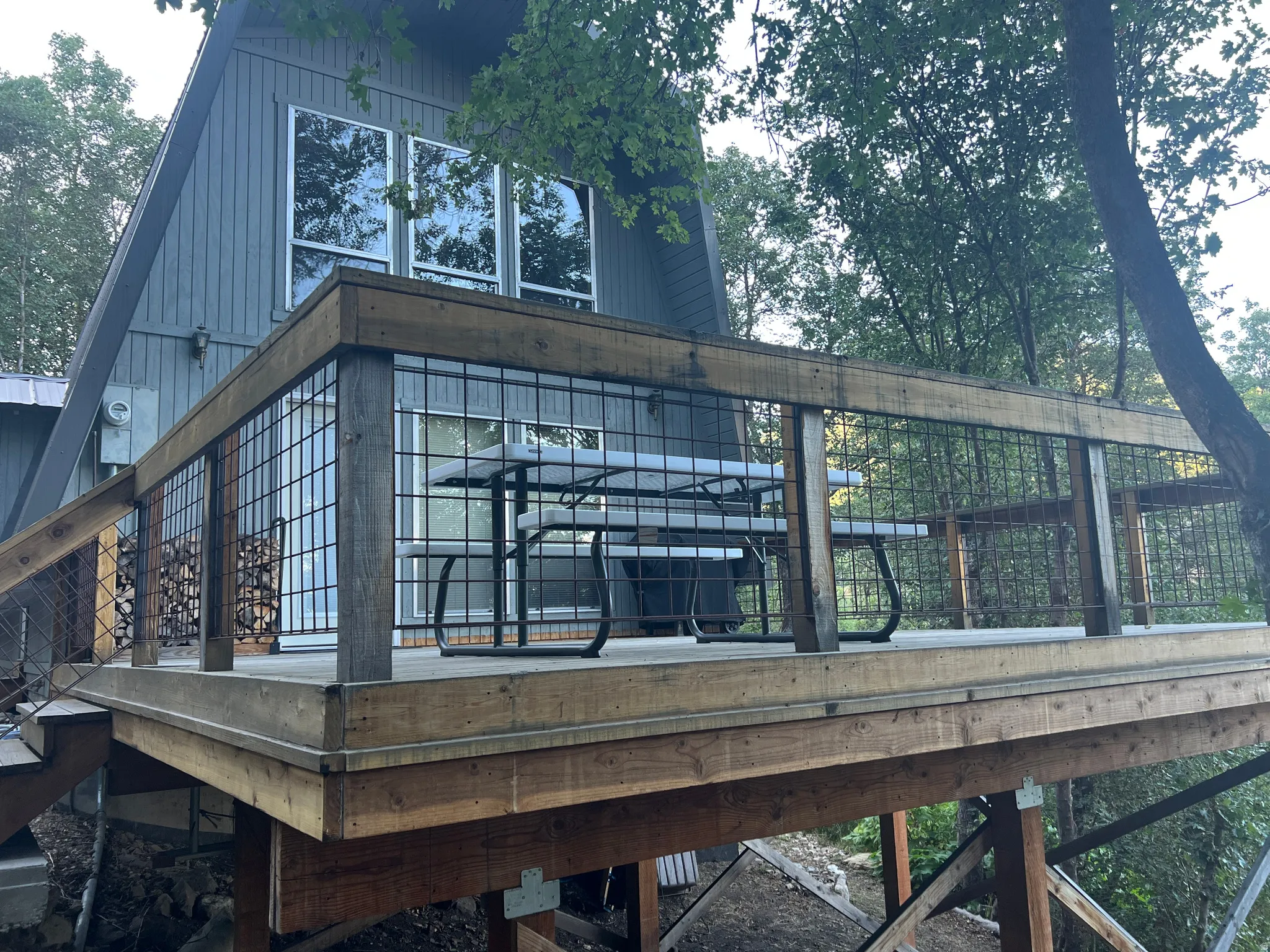 Solid strong deck with metal grid railing