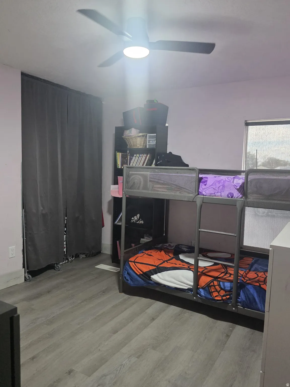 Ceiling fan with integrated lighting