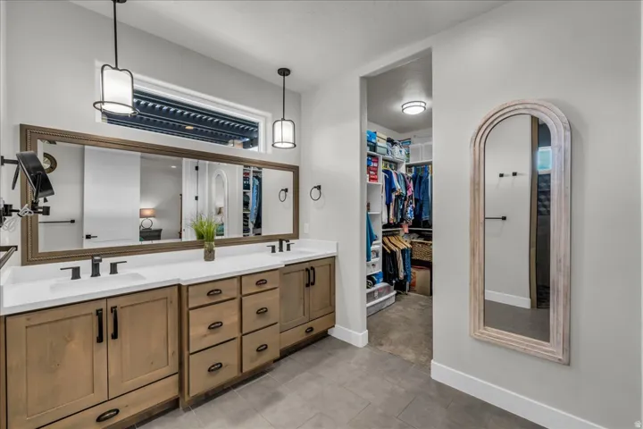 Dual vanity with undermount sinks, quartz countertops, and matte black fixtures