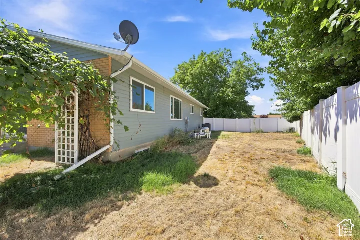 2407 E Country Oaks Dr, Layton, Utah 84040