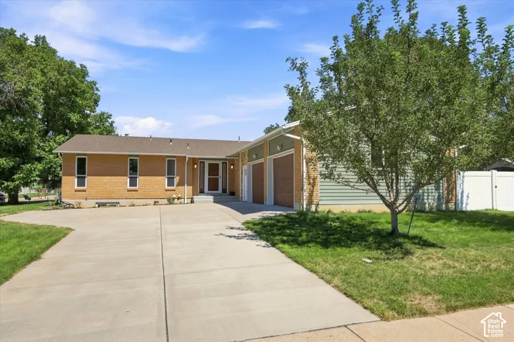 2407 E Country Oaks Dr, Layton, Utah 84040