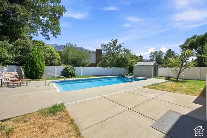2407 E Country Oaks Dr, Layton, Utah 84040