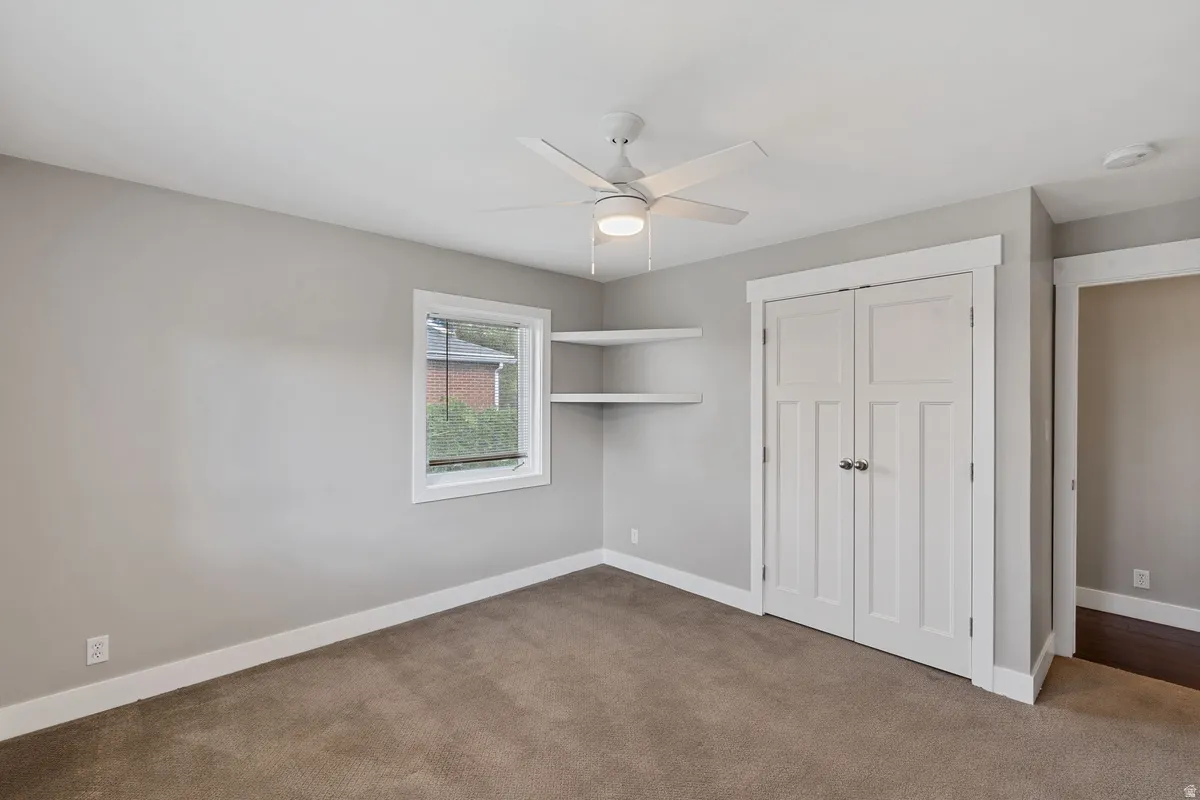 Neutral tone wall paint with plush carpeting