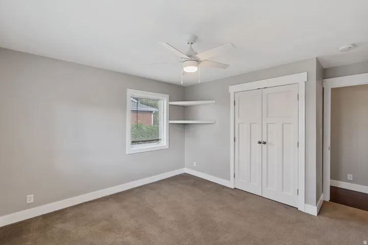 Neutral tone wall paint with plush carpeting