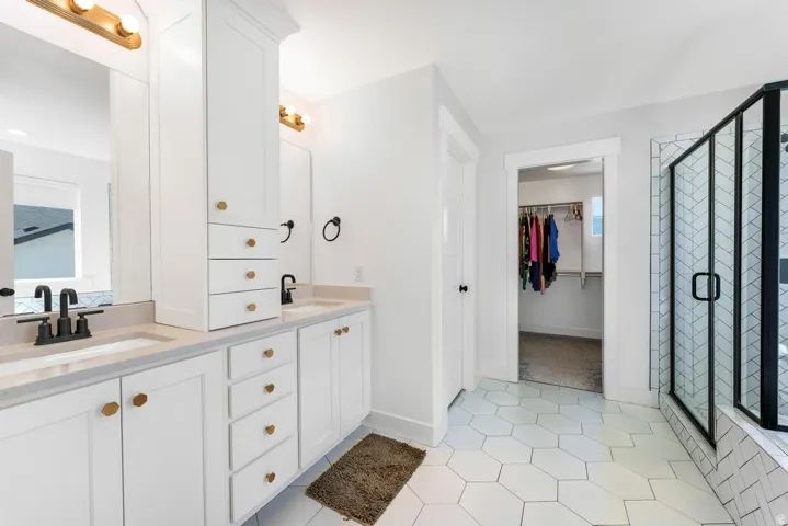 Dual vanities with matte black hardware
