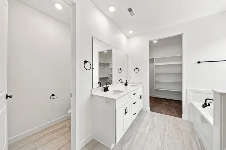 Dual vanity with quartz countertop, undermount sinks, and matte black fixtures