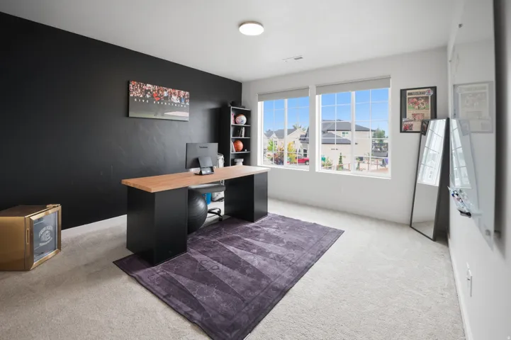 Light-colored carpeting with a contrasting accent wall