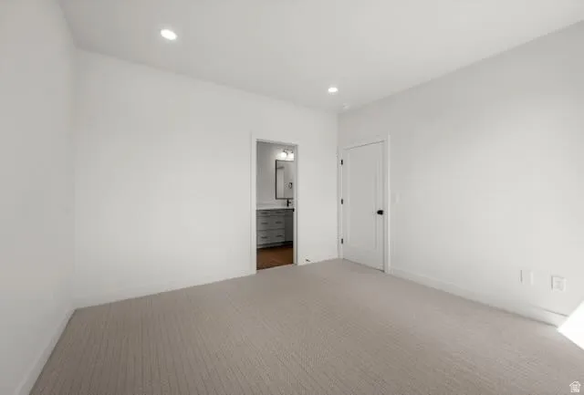 Primary bedroom with ensuite and walk-in closet