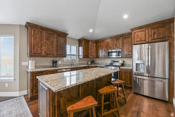 Large kitchen w/island and granite countertops