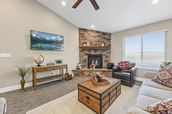 Vaulted ceiling and large windows with blinds included