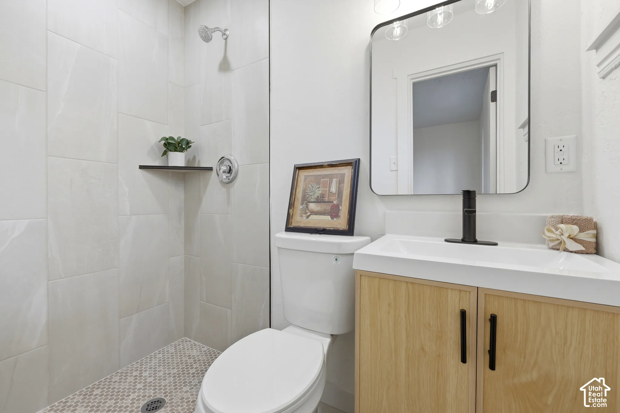 Walk-in shower with large format wall tiles and mosaic floor
