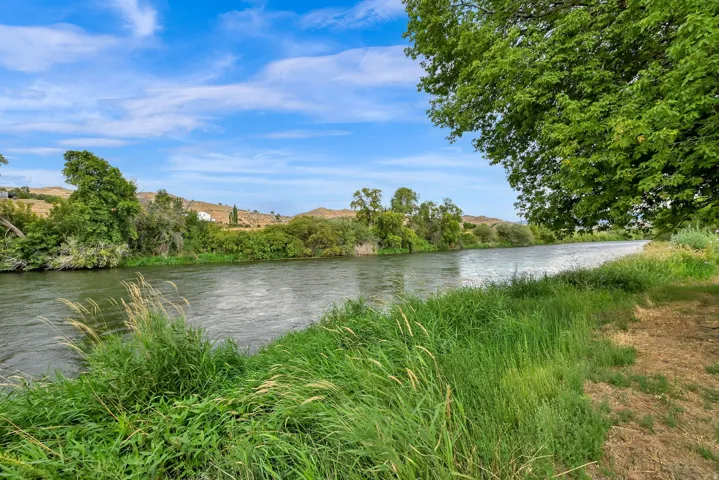 Riverside location featuring expansive natural landscaping
