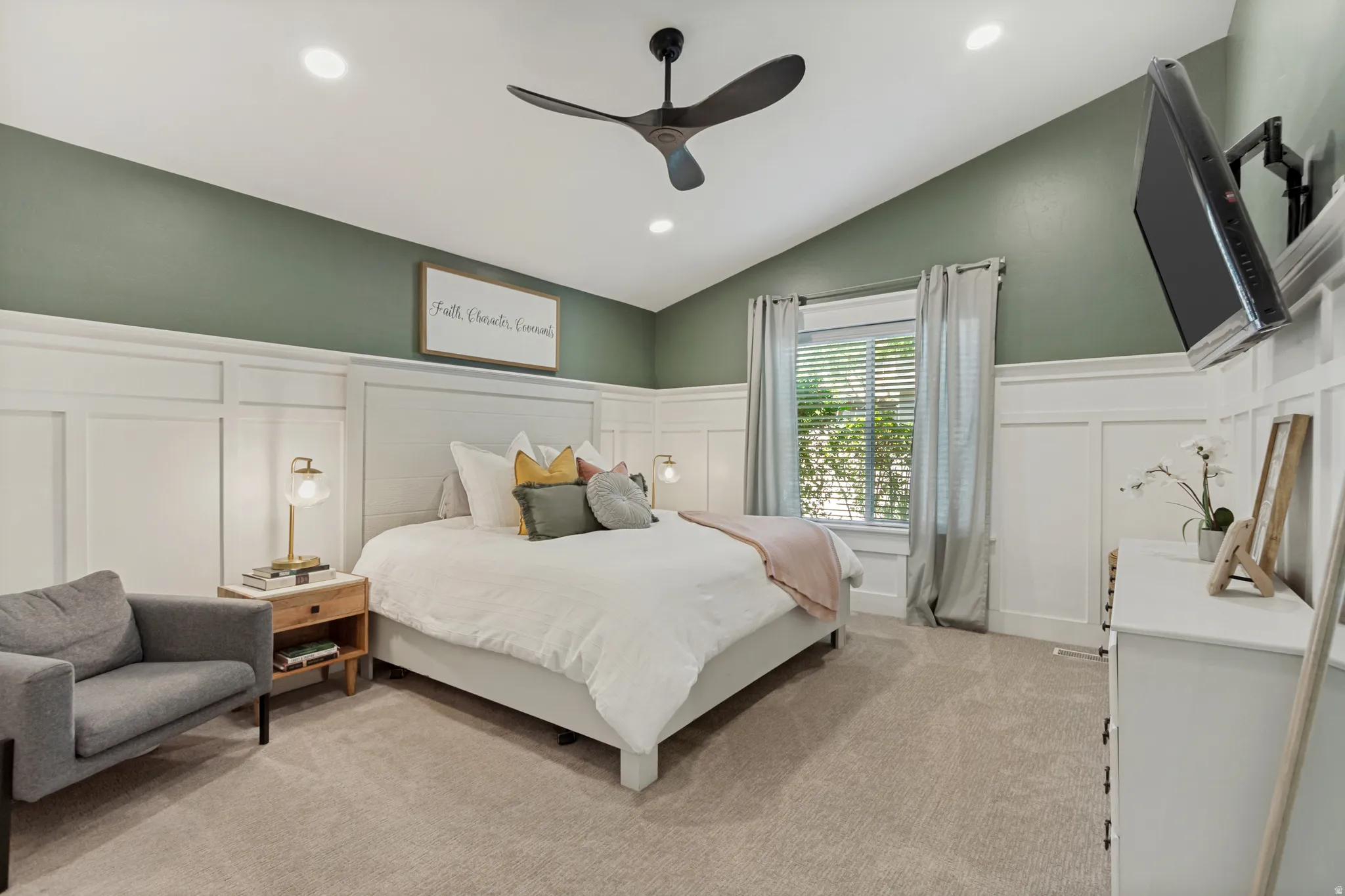 Vaulted ceiling with recessed lighting and a ceiling fan
