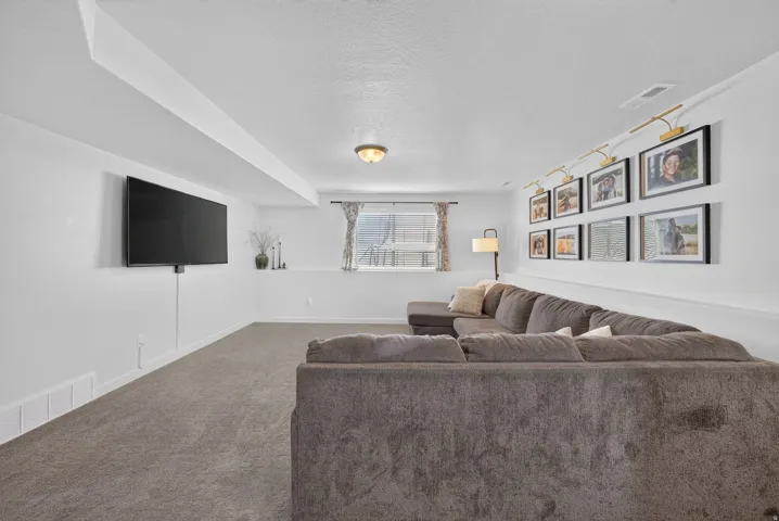 Recessed ceiling with integrated lighting and wall-mounted picture lights