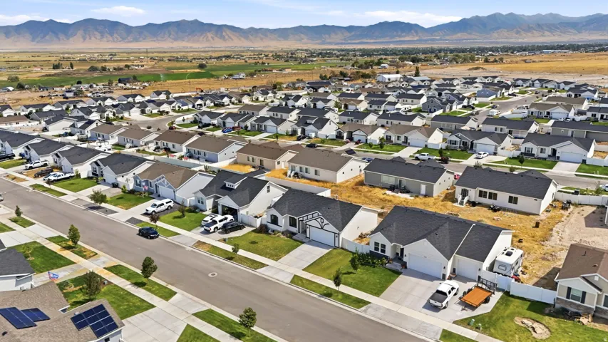 Expansive neighborhood featuring numerous residential properties and mountain scenery