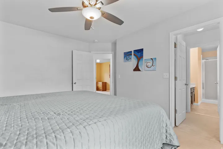 Ceiling fan with integrated lighting