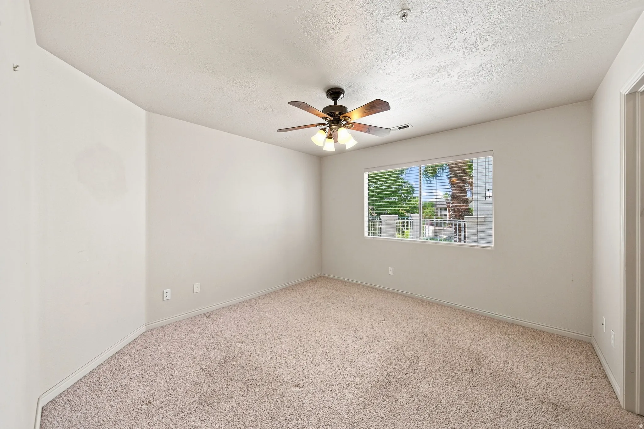 Recessed window with horizontal blinds