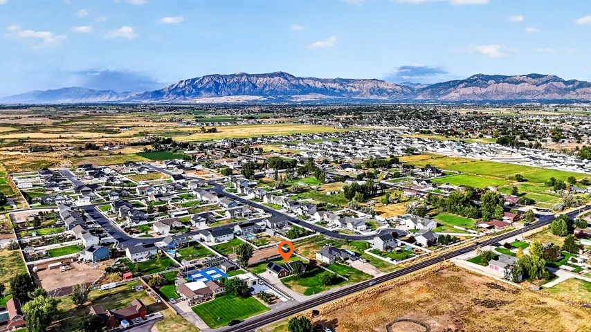 Expansive neighborhood with mountain backdrop