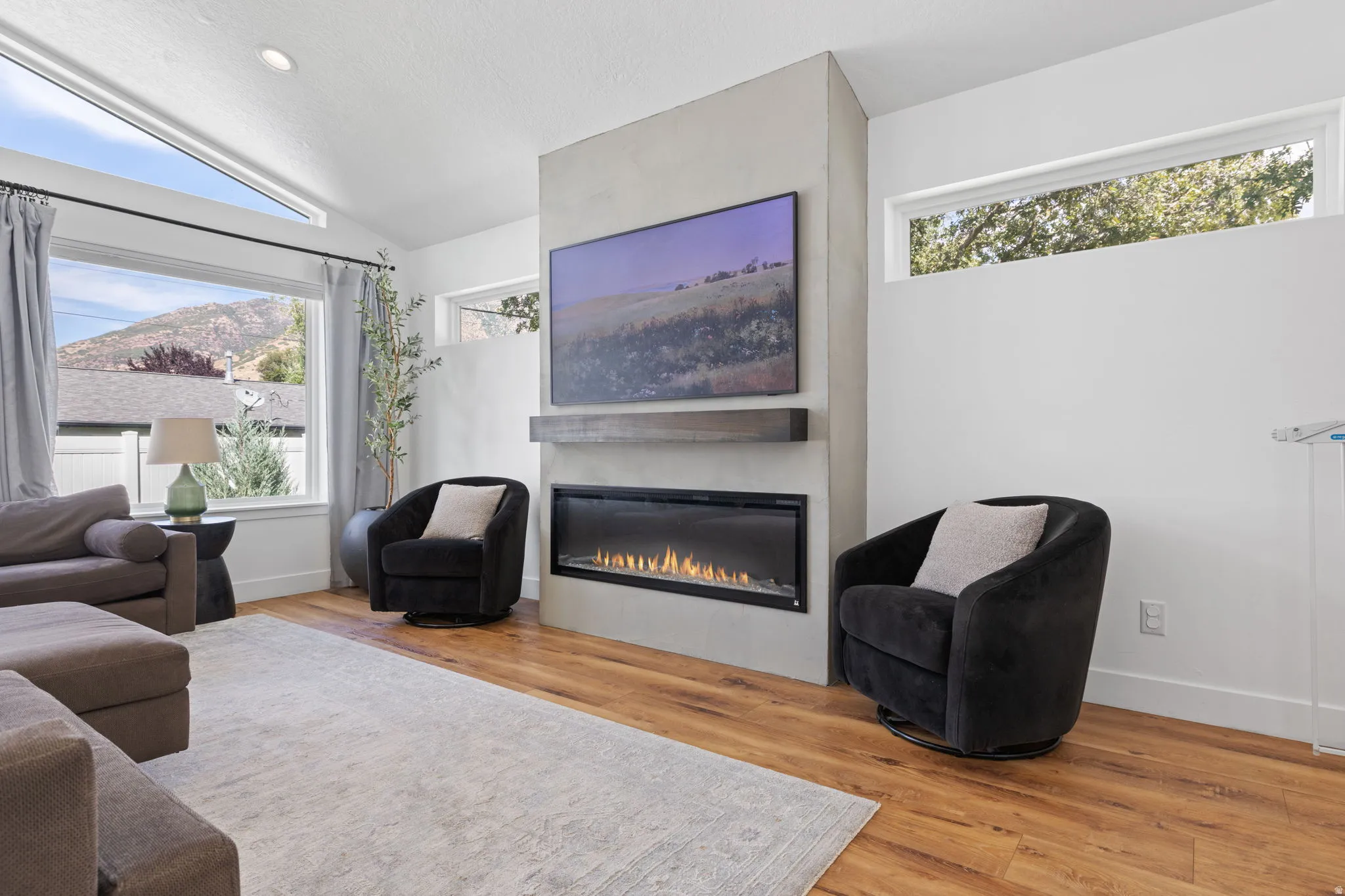 Family room w/fireplace