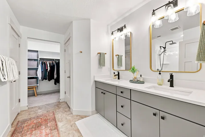 Dual vanity with rectangular undermount sinks, quartz countertops, and matte black fixtures