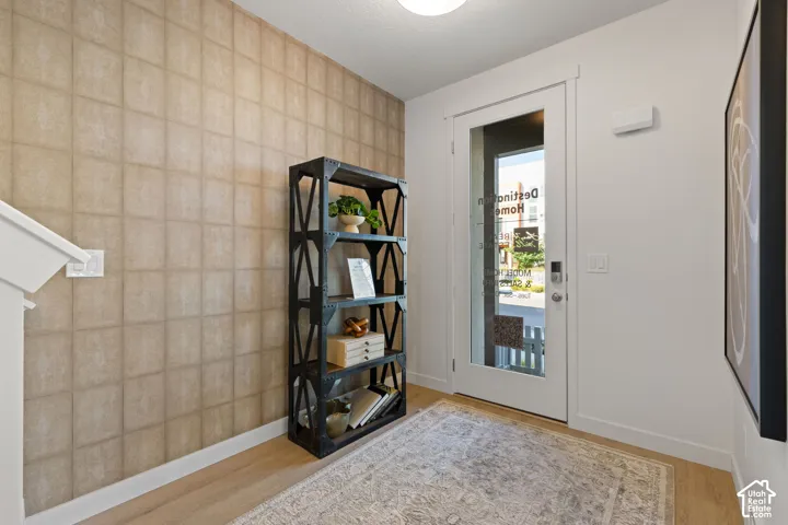 Wood-finish flooring with a patterned wall covering