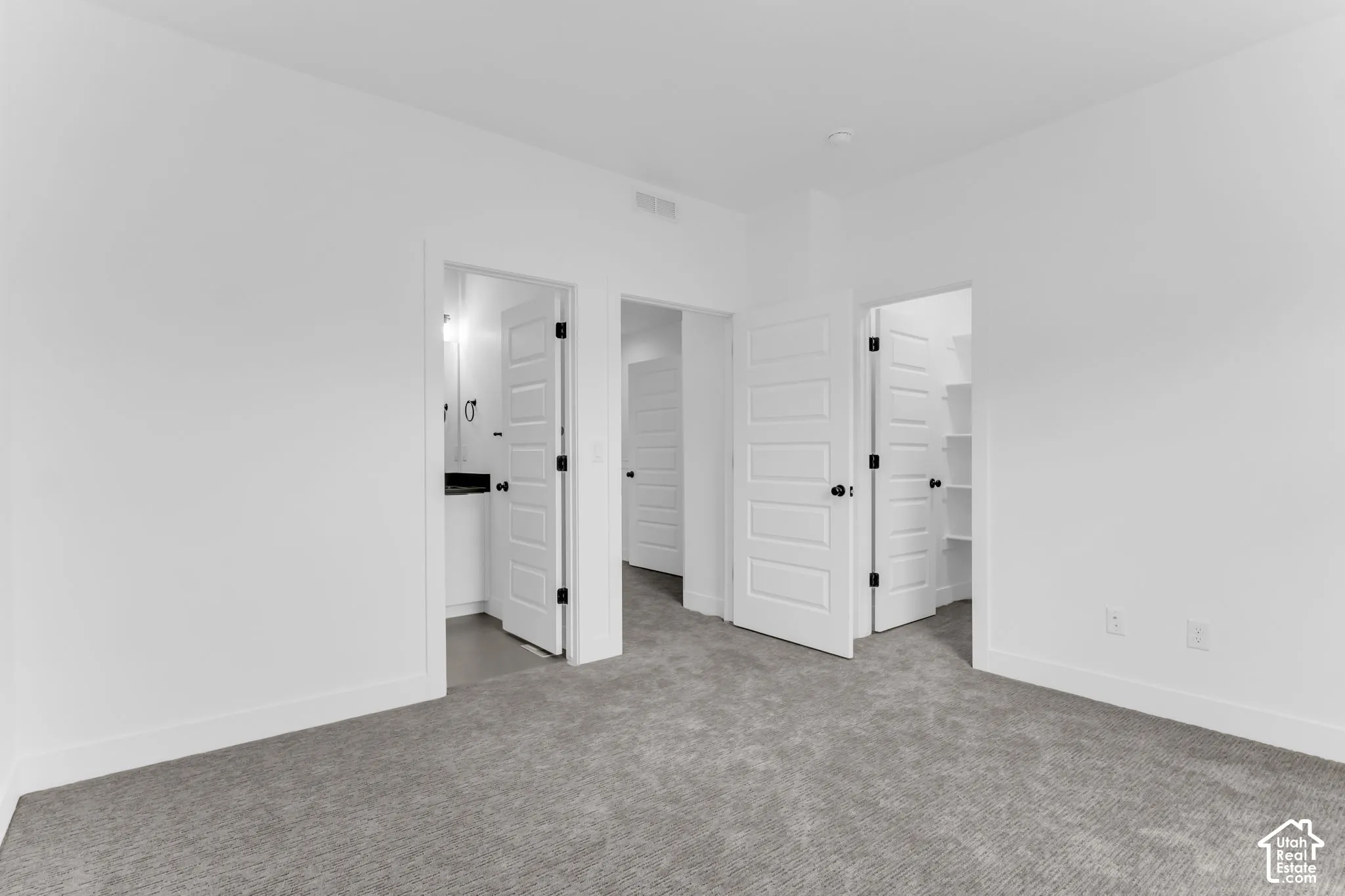 2nd bedroom w/ ensuite bathroom