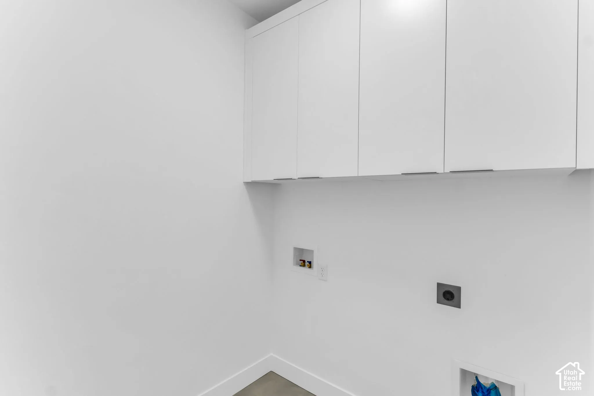 Dedicated laundry room w/ built in cabinets