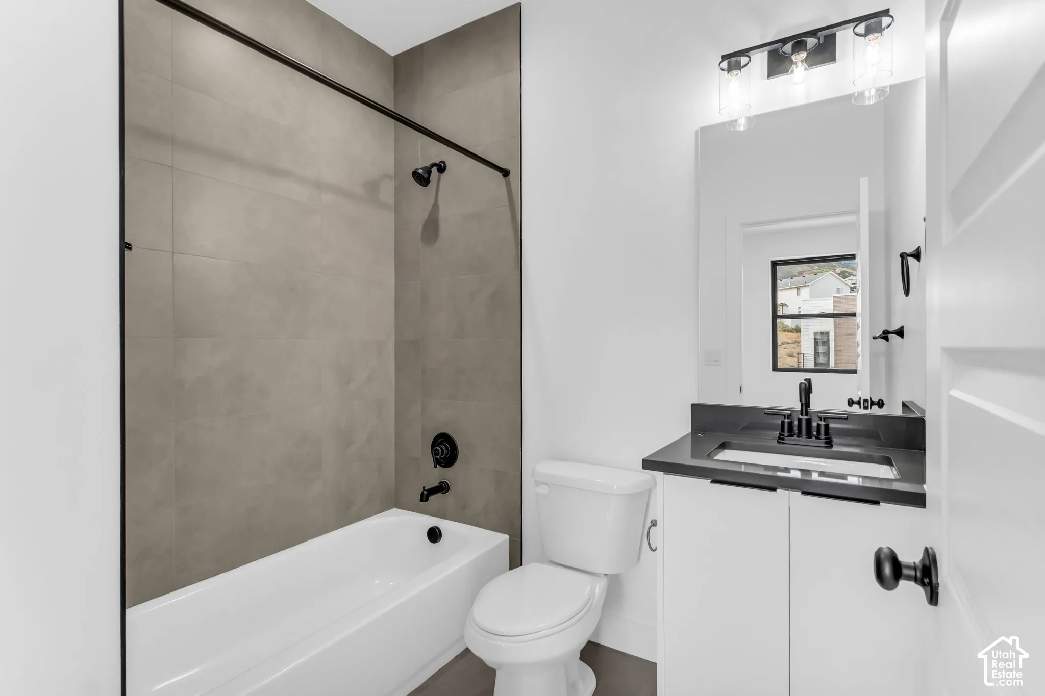 2nd bedroom w/ ensuite bathroom