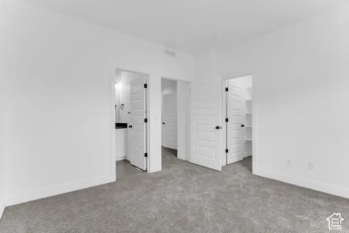 2nd bedroom w/ ensuite bathroom