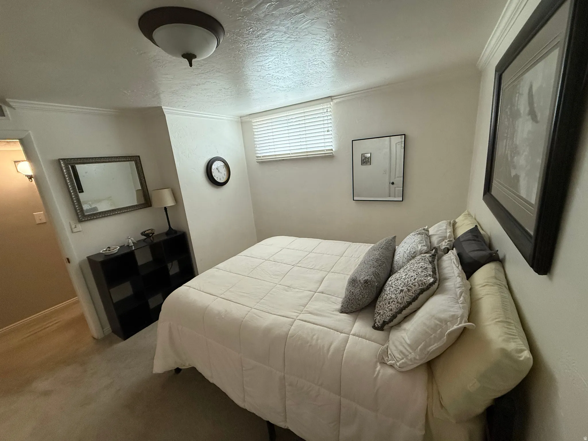 Recessed window with blinds