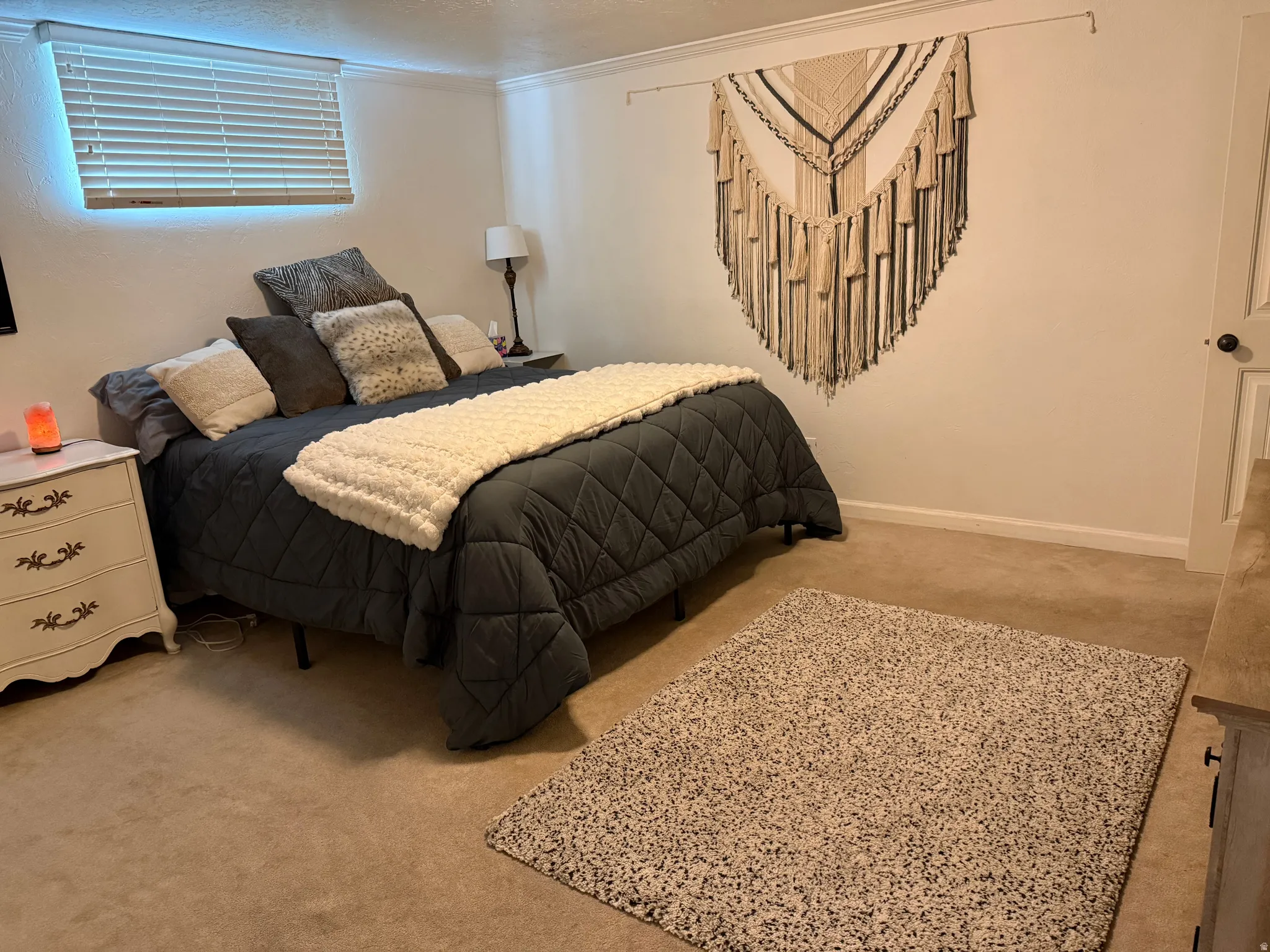Window with horizontal blinds and indirect lighting