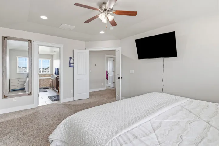 Carpeted room with recessed lighting and a ceiling fan
