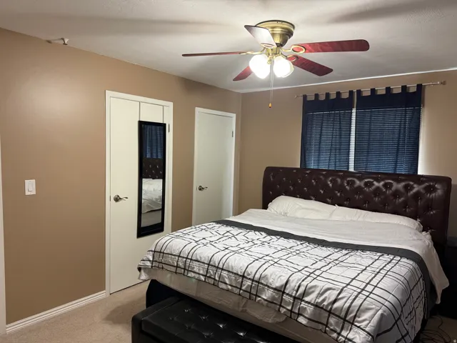 Ceiling fan with integrated lighting