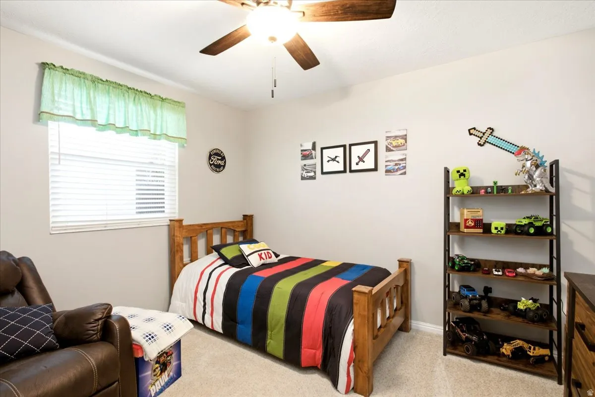 Neutral wall paint with carpet flooring