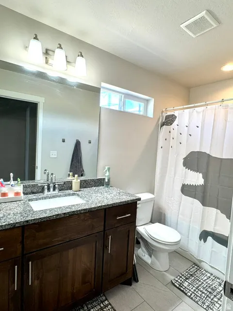 Upstairs bathroom attached to main hallway